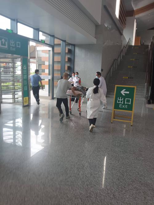 一旅客在候车厅突发急病昏迷 众人合力施救