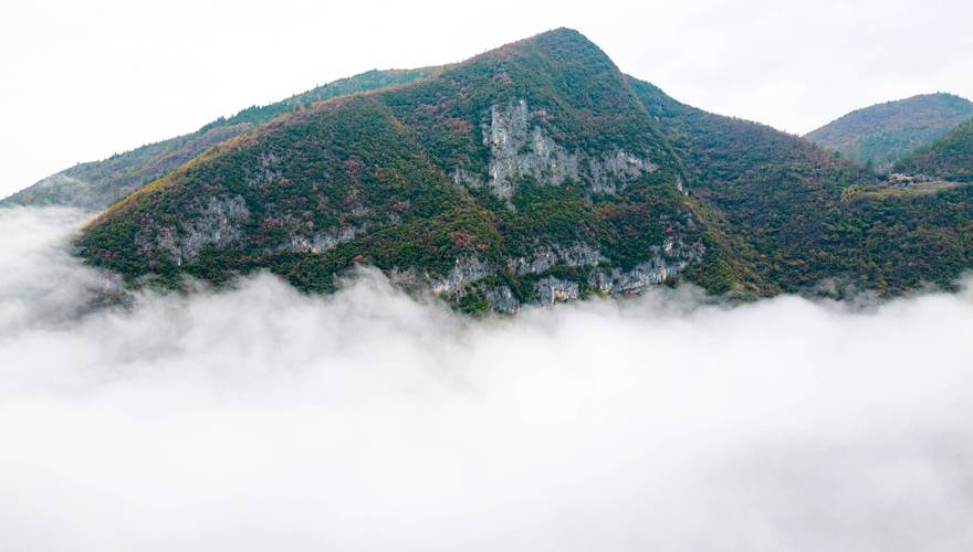 初冬时节 重庆巫山下庄村云雾缭绕美如画