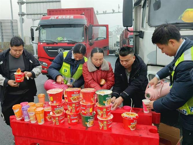 一碗碗热腾腾汤圆 送给过蚌埠收费站的司机