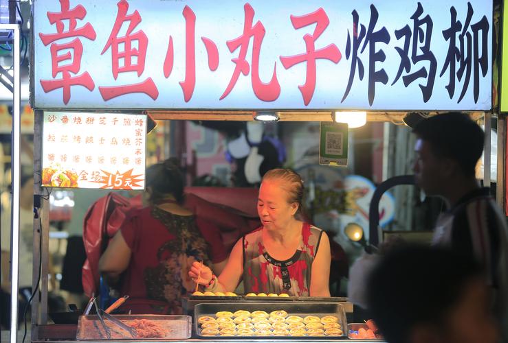 夏日美食点燃“夜经济” 城市“烟火气”中升腾勃勃生机