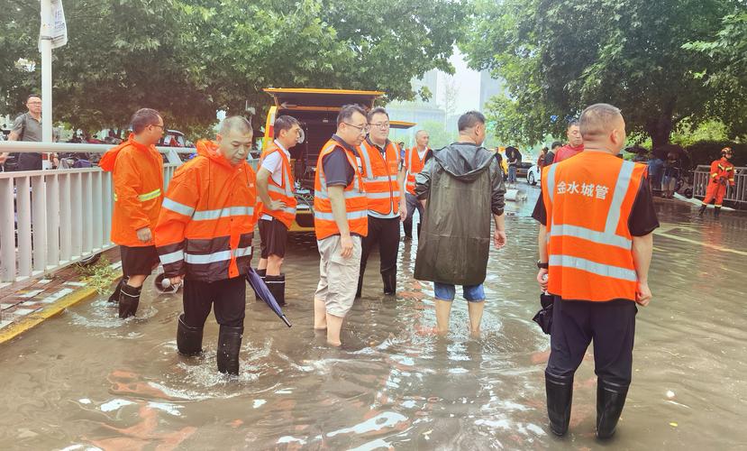 风雨中护航服务,北京丰台城管全力保障高考