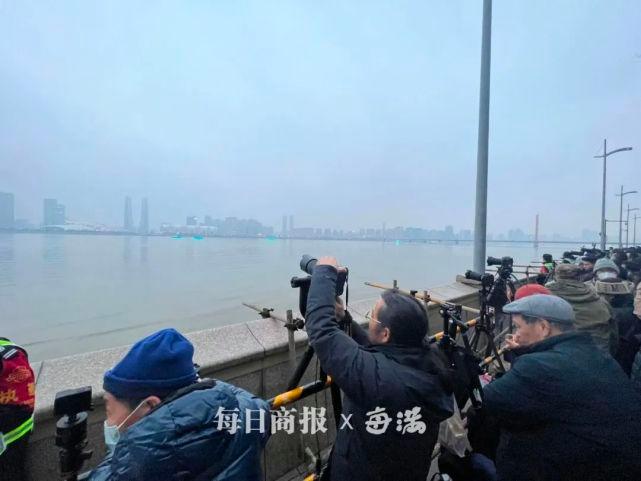 江西高速堵到水泄不通,他开直升机去上班登上热搜,当事人回应:首先你要有钱