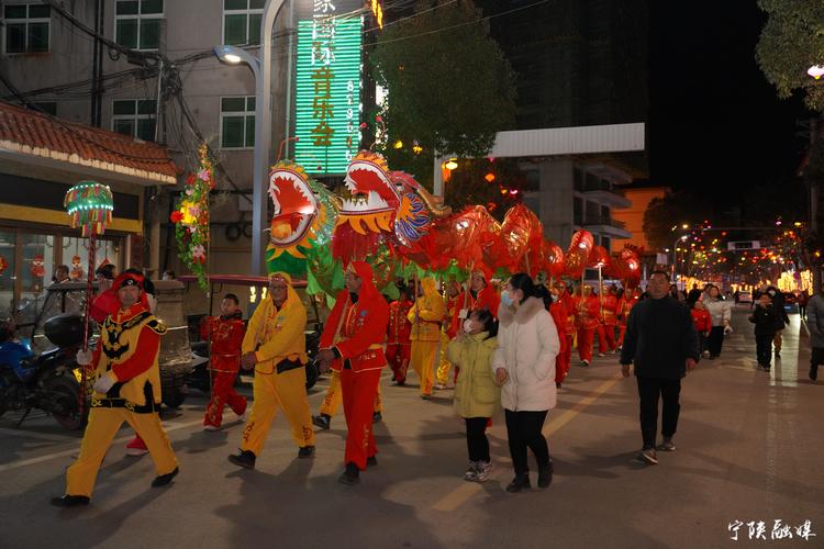 云南:“民俗车厢”闹元宵