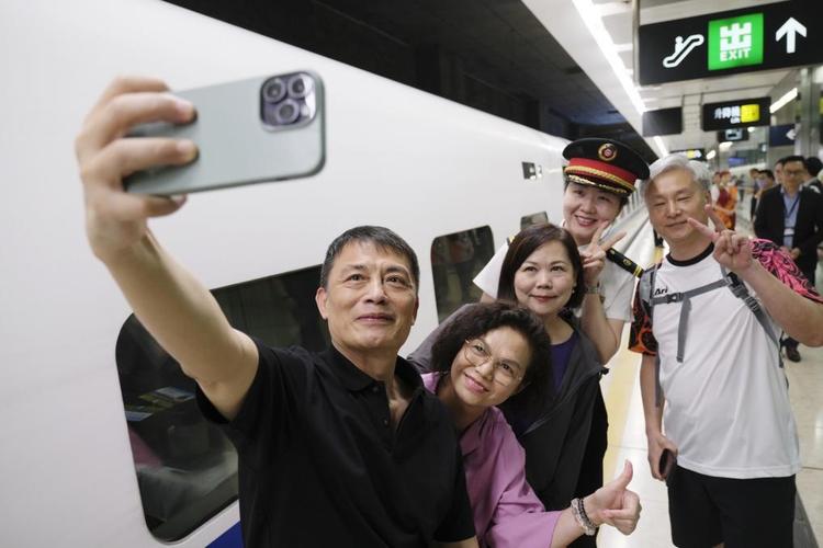 香港故事|从直通车到高铁动卧:内地香港更便捷“双向奔赴”