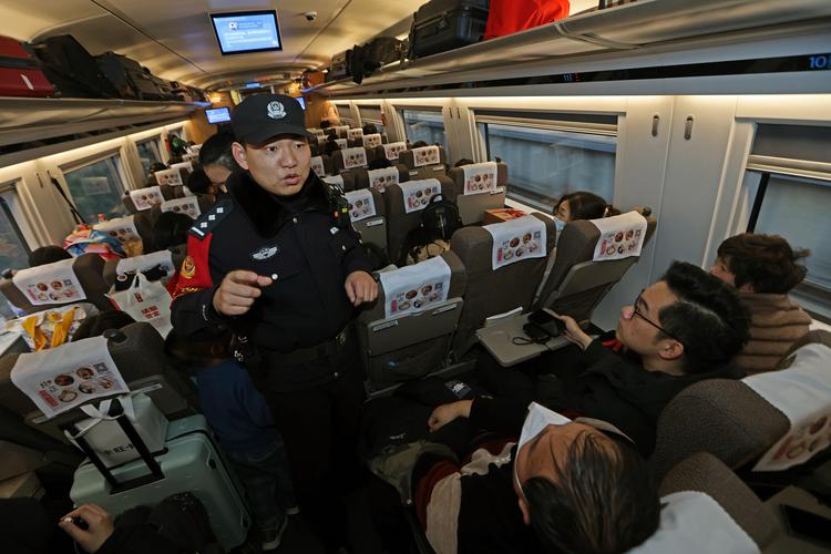 (新春走基层)乘警“老袁”和他纵贯南北的平安列车