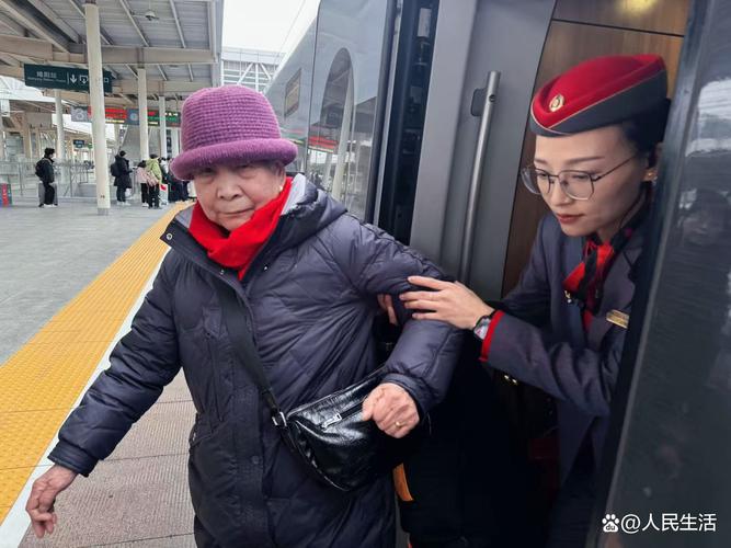 用心用情,她在车站为老年旅客打通“最后一公里”