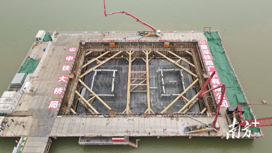 西渝高铁嘉陵江特大桥主桥首个大体积承台混凝土浇筑完成