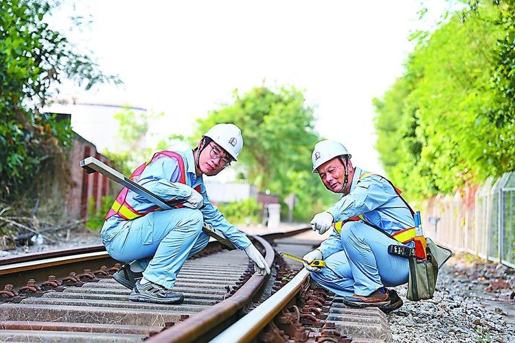 铁轨上的守望者:五位民警的春运终章