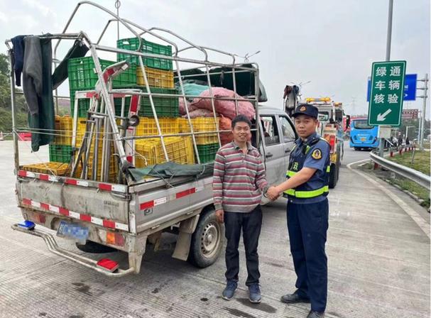 车载货物严重倾斜 高速收费站员工相助排除安全隐患