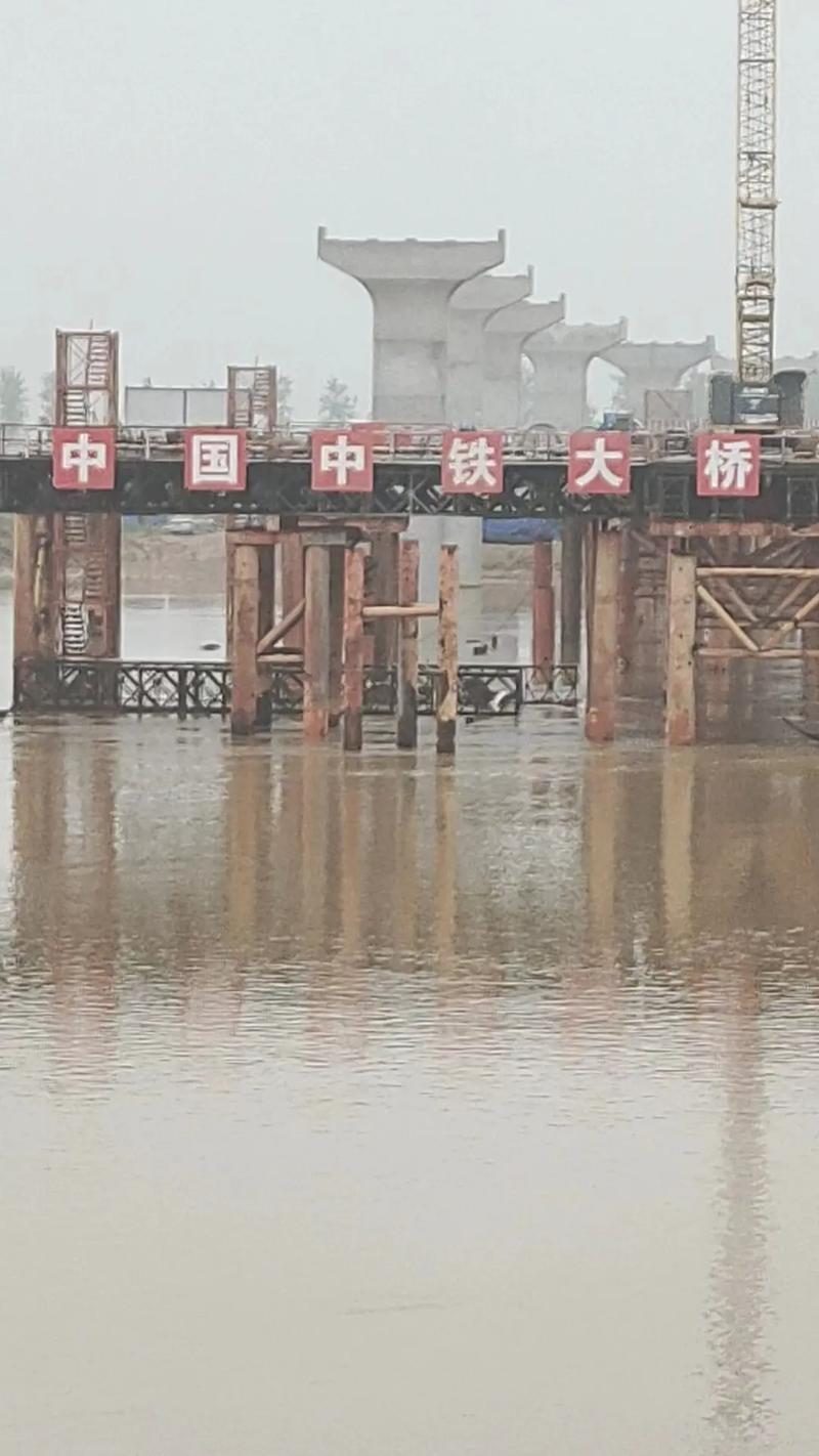 鄱阳湖水位持续超警 道路被淹村镇抢建“便民桥”